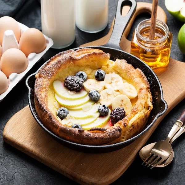 Nederlandse Baby Pannenkoek Met Appels Banaan Verse Bessen Poedersuiker Amandelen — Stockfoto