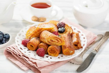 Taze böğürtlenli yumurtalı ekmek..