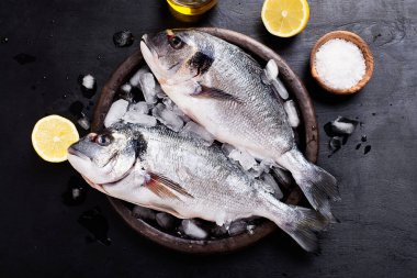 Limon taze çiğ kılıçbalığı veya çipura balık .