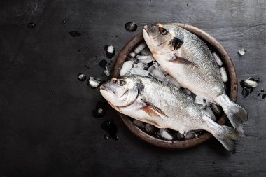 Limon taze çiğ kılıçbalığı veya çipura balık .