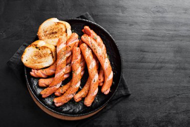 Izgara sosis ve ahşap arka planda farklı bir sos..