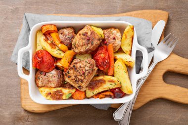 Fırında patates ve krema soslu domuz eti madalyonu. .