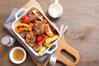 Fırında patates ve krema soslu domuz eti madalyonu. .