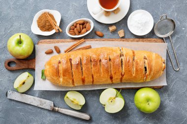 Taze elma, fındık ve pudra şekerli ev yapımı elmalı turta..