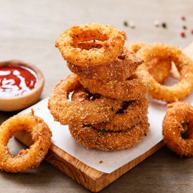 Lezzetli altın hırpalanmış, ekmekli ve ketçaplı kızarmış soğan halkaları..