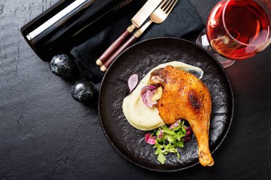 Kızarmış ördek bacağı, patates püresi ve taze salata..