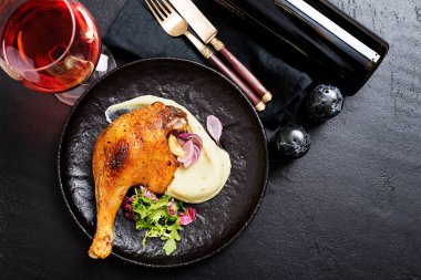 Kızarmış ördek bacağı, patates püresi ve taze salata..