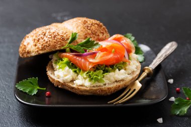 Kahvaltıda krem peynirli füme somonlu sandviç. .