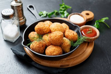 Patates kroketleri. Patates püresi. Ekmekli ve bol yağda kızartılmış..