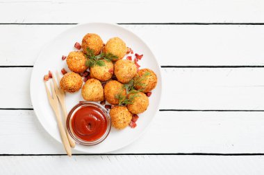 Patates kroketleri. Patates püresi. Ekmekli ve bol yağda kızartılmış..