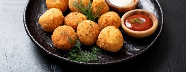 Patates kroketleri. Patates püresi. Ekmekli ve bol yağda kızartılmış..