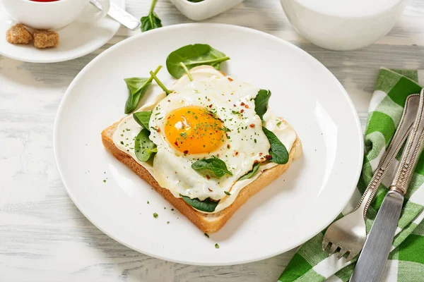 Toast Cream Cheese Spinach Fried Egg Top View — Stock fotografie