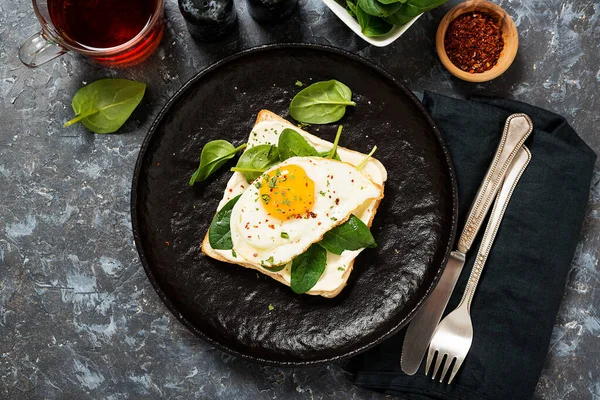 Toast Cream Cheese Spinach Fried Egg Top View — Stock fotografie