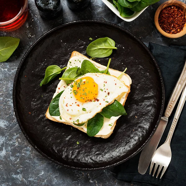 Toast Cream Cheese Spinach Fried Egg Top View — Stock fotografie