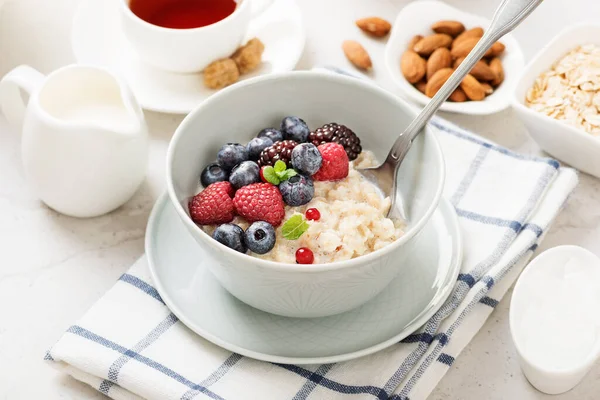 Здоровый Завтрак Овсянка Ягодами Орехами — стоковое фото