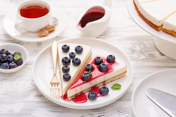 Cheesecake Met Verse Bosbessen Bessensaus Witte Houten Tafel — Stockfoto