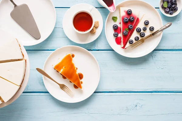 New Yorkse Kwarktaart Met Karamelsaus Een Blauwe Houten Tafel — Stockfoto