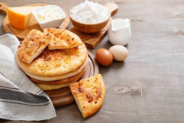 Świeżo Upieczony Khachapuri Serem Drewnianym Stole — Zdjęcie stockowe