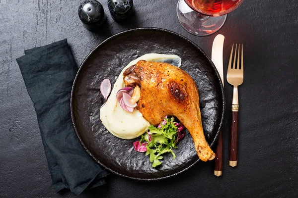 Gebratene Entenkeule Mit Kartoffelpüree Und Frischem Salat — Stockfoto