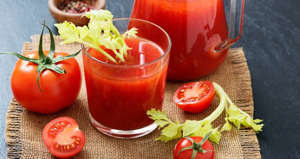 Tomatensaft Glas Mit Sellerie Kirschtomate Auf Dunklem Hintergrund — Stockfoto