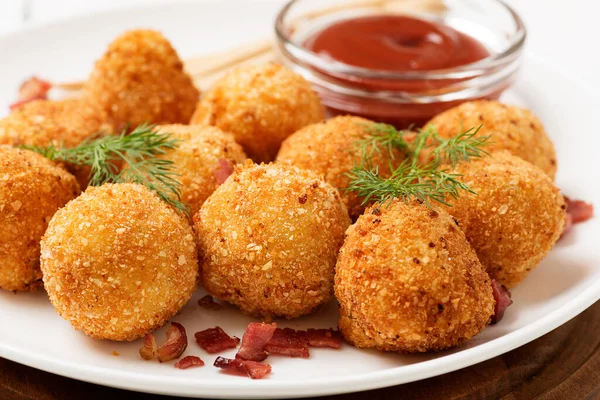 Kartoffelkroketter Kartoffelbolde Paneret Friturestegt Serveret Med Forskellig Sauce - Stock-foto