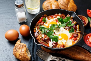 Shakshuka, kahvaltıda kızarmış domates soslu yumurta..