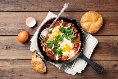 Shakshuka, kahvaltıda kızarmış domates soslu yumurta..