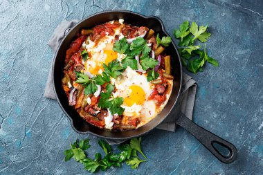 Shakshuka, kahvaltıda kızarmış domates soslu yumurta..