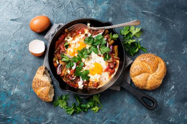 Shakshuka, kahvaltıda kızarmış domates soslu yumurta..