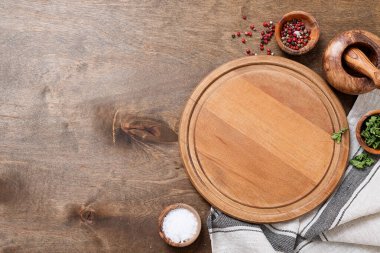 Baharatlar, şifalı otlar, yemek pişirmek için kesme tahtası. Ahşap zemin üzerinde tahta kesme tahtası..