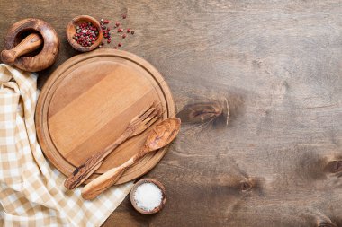 Baharatlar, şifalı otlar, yemek pişirmek için kesme tahtası. Ahşap zemin üzerinde tahta kesme tahtası..