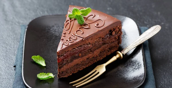 Chocolate Austríaco Sobremesa Sacher Com Geléia Damasco Folhas Hortelã — Fotografia de Stock