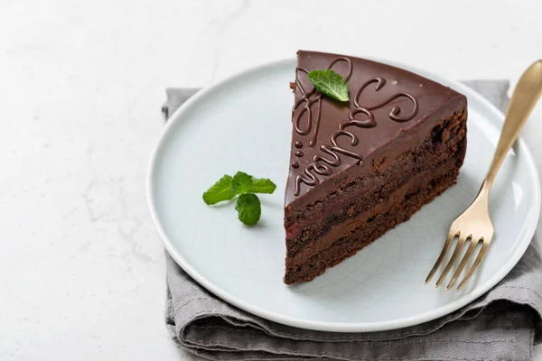 Chocolate Austríaco Sobremesa Sacher Com Geléia Damasco Folhas Hortelã — Fotografia de Stock