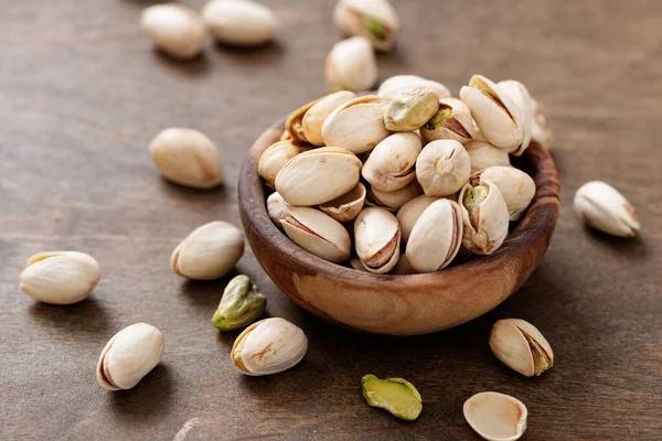 Skål Med Pistaschmandlar Träbord — Stockfoto