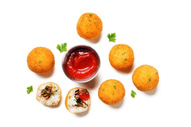 Ev yapımı risotto Arancini mantar ve parmesan peyniri ile doldurulmuş, domates soslu, beyaz arka planda izole edilmiş.