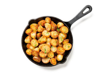 Demir tavada kızarmış patates. Beyaz arka planda izole edilmiş.