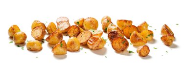 Kızarmış bebek patatesler beyaz arka planda izole edilmiş.. 