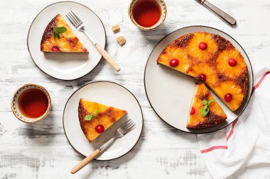 Ev yapımı ananaslı turta ve kızılcık şekeri. Beyaz ahşap arka planda tropik bir tatlı. Üst görünüm.