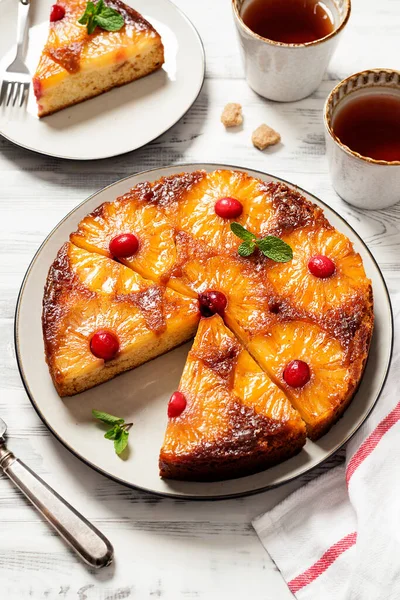 Zelfgemaakte Ananas Ondersteboven Taart Met Gekonfijte Cranberry Tropisch Dessert — Stockfoto