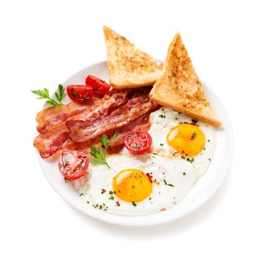 İki sahanda yumurta, domates salatası, pastırma ve beyaz arka planda izole edilmiş tost.. 