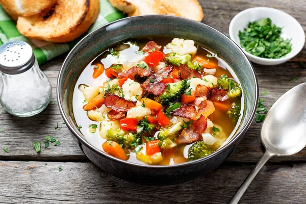 Zuppa Con Broccoli Cavolfiore Servita Con Pancetta Affumicata Pane Tostato — Foto Stock