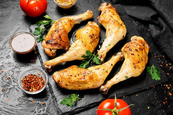 Patas Pollo Parrilla Con Especias Sobre Fondo Negro — Foto de Stock