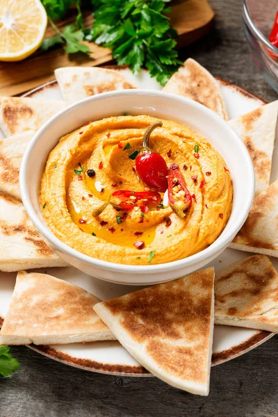 Geroosterde Rode Peper Hummus Met Pitabrood Houten Ondergrond — Stockfoto