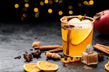 Sert elma şarabı, dilimlenmiş kırmızı elma, tarçın, kakule ve yıldız anason karışımı.