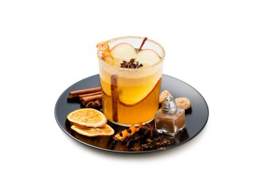 Sert elma şarabı, dilimlenmiş kırmızı elmalar, tarçın, kakule ve yıldız anason karışımı. beyaz arkaplanda izole