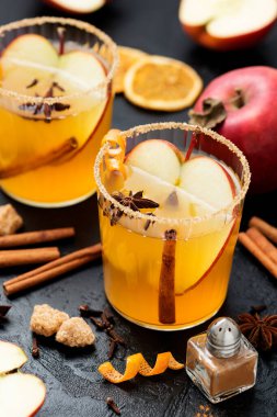 Sert elma şarabı, dilimlenmiş kırmızı elma, tarçın, kakule ve yıldız anason karışımı.