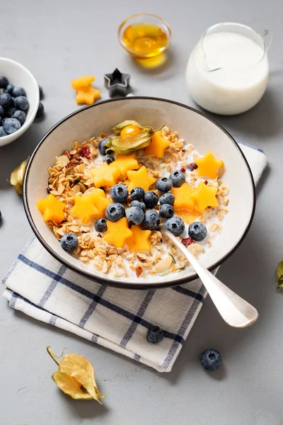 健康的な朝食 新鮮なグラノーラ ミルクとムーズリー 蜂蜜とベリー 灰色の石の背景 — ストック写真