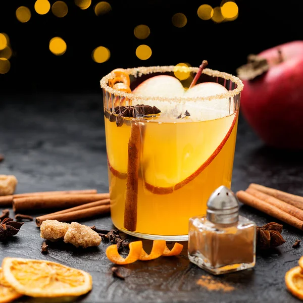 Sert elma şarabı, dilimlenmiş kırmızı elma, tarçın, kakule ve yıldız anason karışımı.