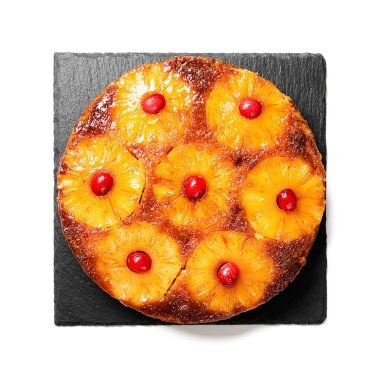 Ev yapımı ananaslı turta ve kızılcık şekeri. Tropik tatlı. Üst manzara. beyaz arkaplanda izole