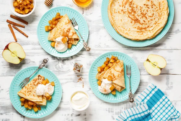 Crêpes Dünne Pfannkuchen Mit Karamellisierter Apfelfüllung Und Sahne Frisch Gesundes — Stockfoto